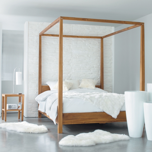 atmosphère-romantique-chambre-coucher-lit-baldaquin-bois-élégant-design-épuré