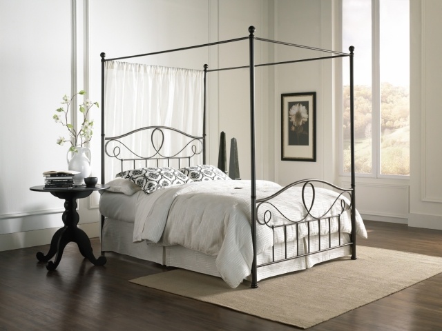 atmosphère-romantique-chambre-coucher-lit-baldaquin-métallique-noir-élégant