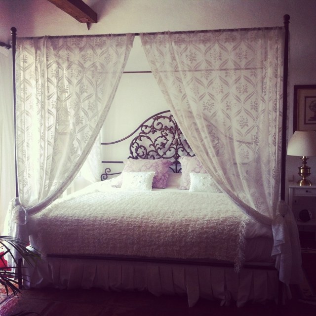 atmosphère-romantique-chambre-coucher-lit-baldaquin-voile-blanc-motifs-fer-noir