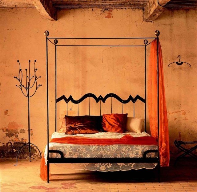 atmosphère-romantique-chambre-coucher-lit-baldaquin-voile-couleur-orange-métallique