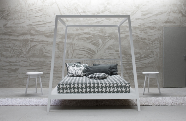 atmosphère-romantique-chambre-coucher-lit-baldaquin-élégant-design-épuré-gris-clair-bois