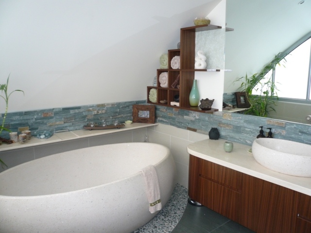 atmosphère-zen-25-idées-salle-bain-déco-zen-baignoire-blanche-ovale-plantes-vertes-meuble-vasque-bois