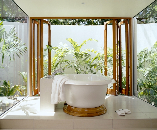 déco zen atmosphère-zen-25-idées-salle-bain-déco-zen-baignoire-blanche-ovale-vue-plantes-vertes-jardin