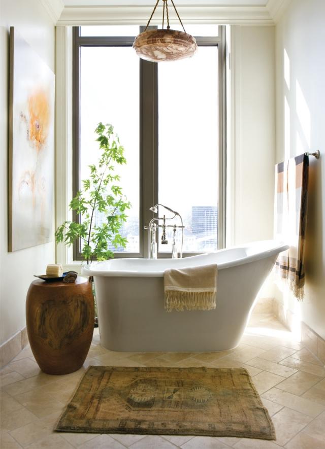 déco zen atmosphère-zen-25-idées-salle-bain-déco-zen-baignoire-poser-blanche-plante-verte-table-ronde-bois