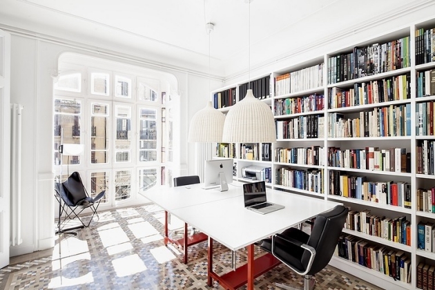 bureau à la maison clair-accueillant-grande-bibliothèque