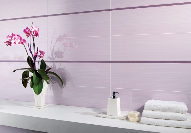 céramique-carrelage-de-salle-de-bain-violet-mural