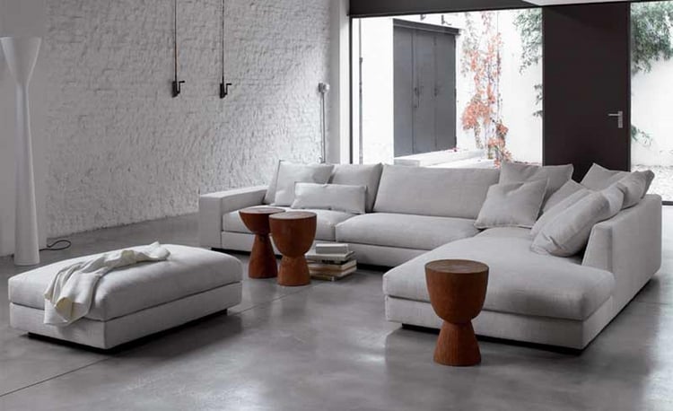 canapé-angle-blanc-cassé-gris-salon-moderne-parement-brique-blanche