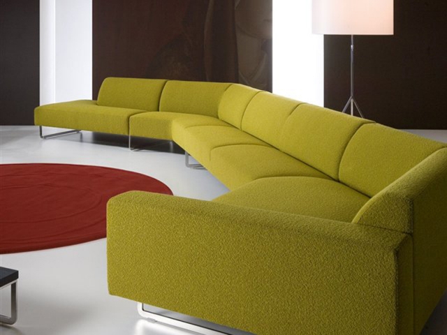 canapé-d'angle-idée-originale-couleur-jaune-tapis-rouge