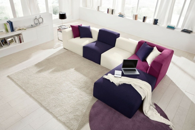 canapé-design-idée-orginale-blanc-violet-cyclamen
