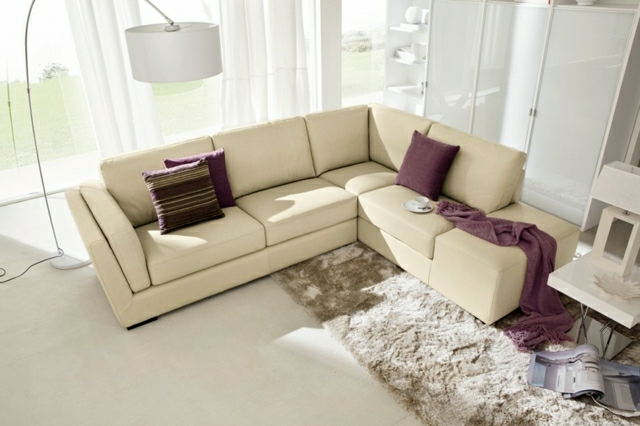canapé-design-idée-orginale-couleur-blanche-coussins-violet