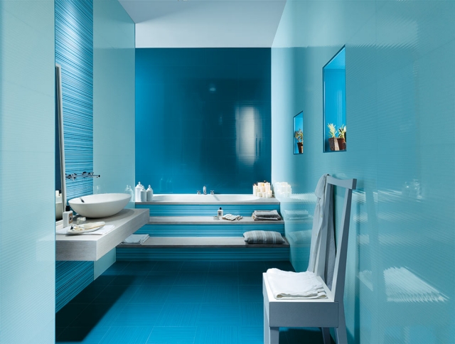 carrelage-bleu-brillant-salle-bains-Fap-Ceramiche