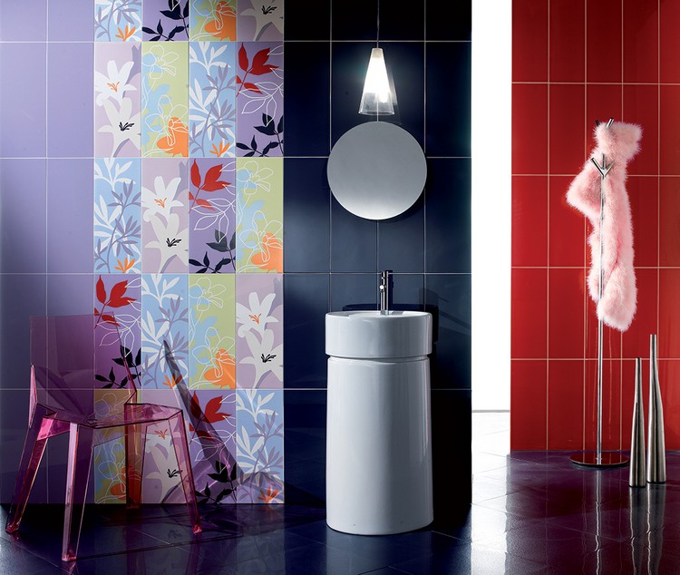 carrelage de salle de bain -lilas-bleu-motifs-floraux