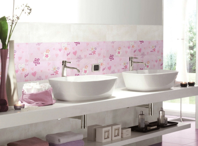 carrelage-salle-bain-motifs-design-italiens-blanc-rose-fleurs-coeurs carrelage salle de bain