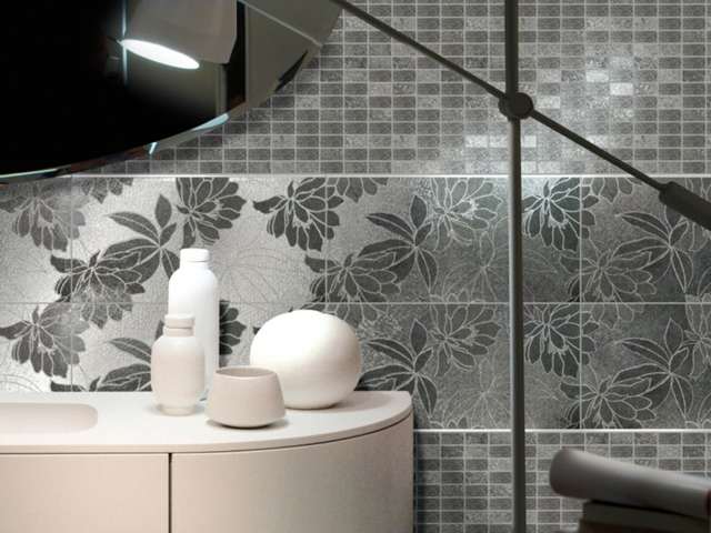 carrelage-salle-bain-motifs-design-italiens-gris-fleurs-fines-blanches carrelage salle de bain