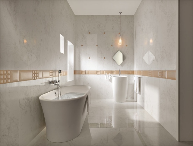 carrelage-salle-bains-aspect-marbre-frise-décorative