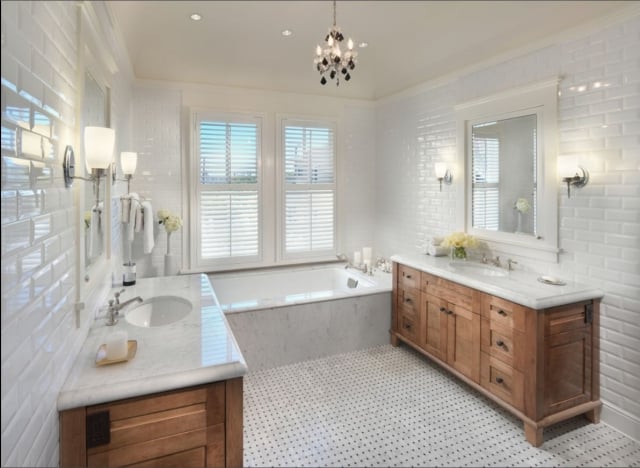 carrelage de salle de bains blanc-murs-sol-mobilier-bois