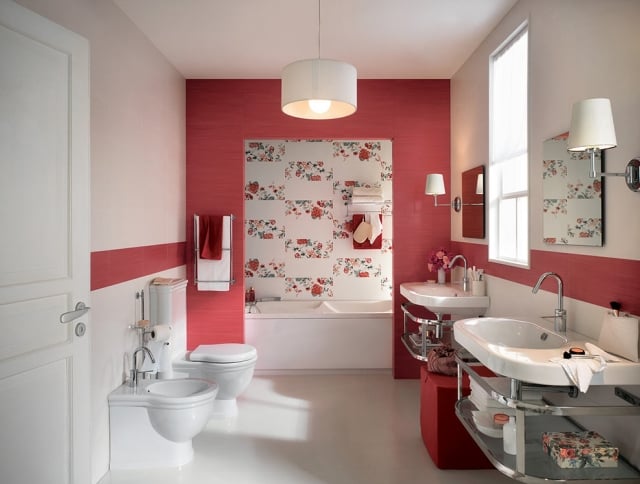carrelage salle de bains blanc-rouge-déco-florale