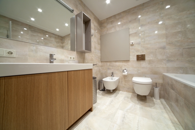 carrelage de salle de bains imitant le marbre mobilier-bois