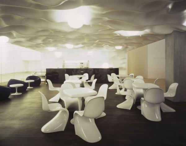 chaise Panton restaurant futuriste palfond ondulant