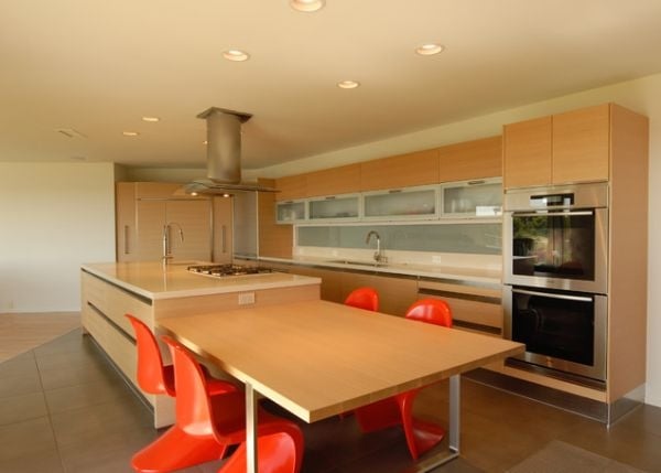 chaises-Panton-oranges-design-intérieur-cuisine-moderne