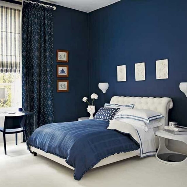 chambre-ado-garçon-bleu-foncee-grand-lit-blanc-couverture-bleue