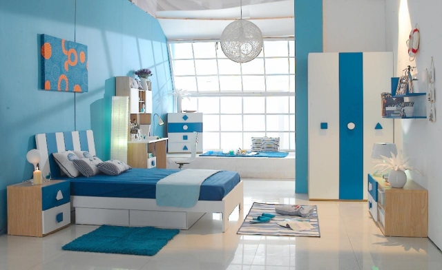 chambre-ado-garçon-bleu-garde-robe-lit-étagères-tableau-tapis
