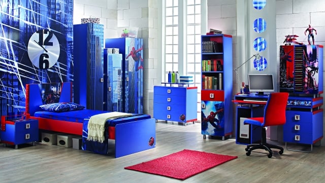 chambre-ado-garçon-bleu-lit-armoire-bureau-chaises-étagères
