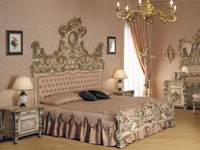 chambre-baroque-déco-baroque-chambre-coucher-tête-lit-richement-ornée-table-chevet-lustre-doré