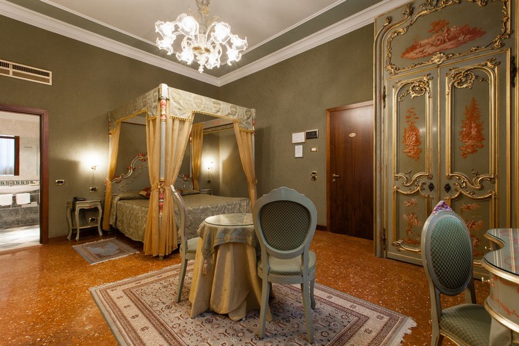 chambre baroque -lit-baldaquin-armoire-ornements-couleur-or