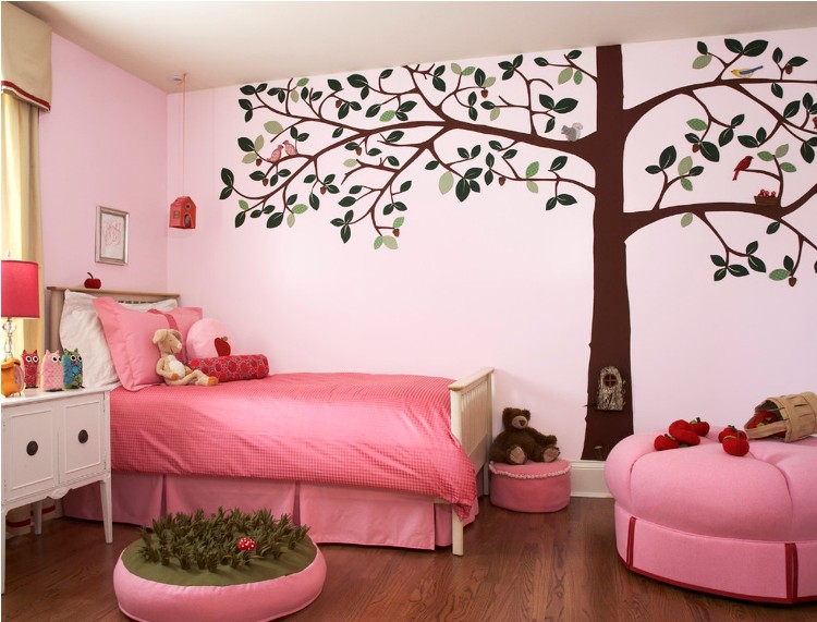 chambre-petite-fille-papier-peint-rose-lit-stickers-sol-bois