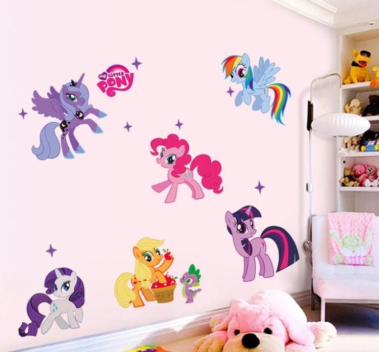 chambre-petite-fille-stickers-décoratifs-pony-peinture-chaise