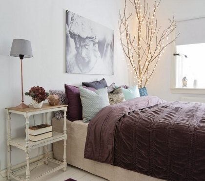 chambre-romantique-branches-decoratives-guirlandes-lumineuses-coussins-tapis-bordeaux