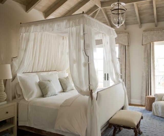 chambre romantique lit baldaquin blanc-solives