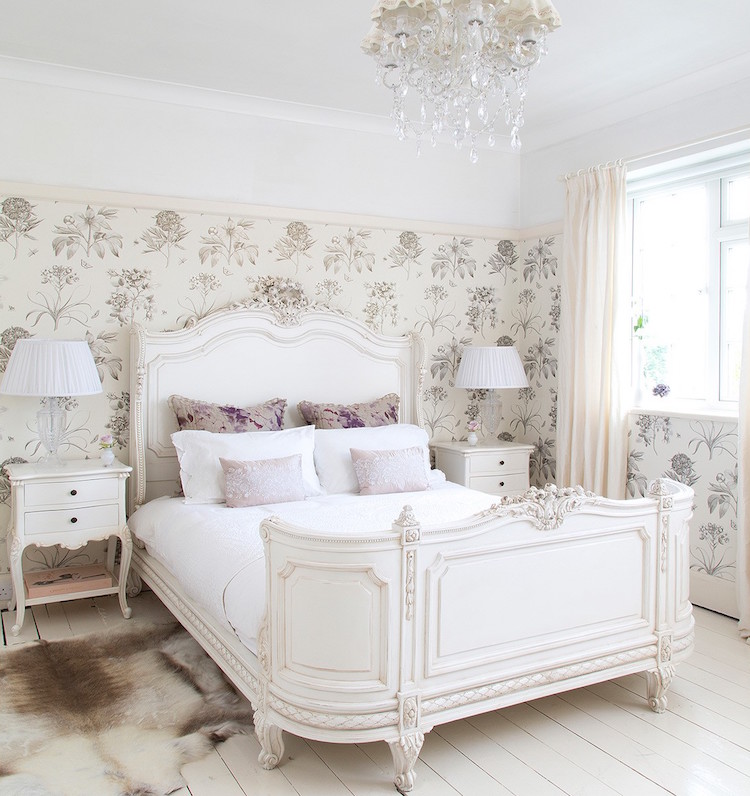 chambre romantique style francais couleurs neutres papier peint motifs