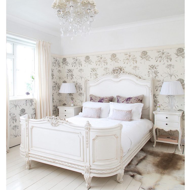 chambre romantique style francais couleurs neutres papier peint motifs