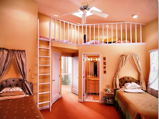 chambre-trois-filles-ciel-lit-escalier-ventilateur