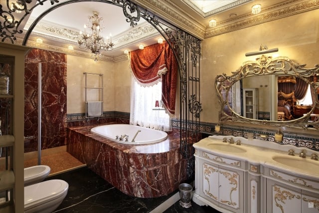 chef-œuvre-unicité-miroir-baroque-salle-bain-marbre-cadre-or