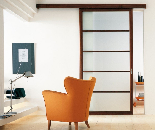 cloison-coulissante-vitrée-cadre-bois-fauteuil-orange