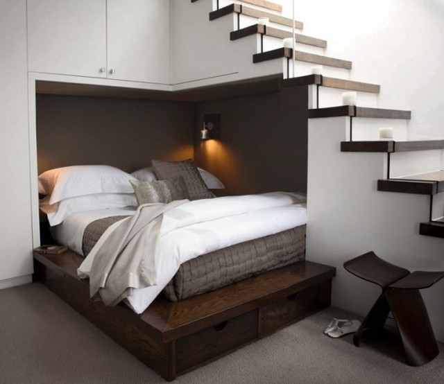 comment-aménager-une-petite-chambre-à-coucher-grand-lit-sous-escalier
