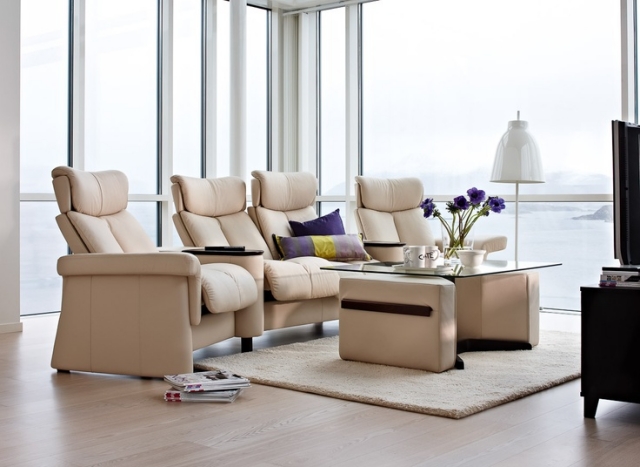 confort-élégance-fauteuil-Stressless-blancs-table-verre-cuir fauteuil Stressless