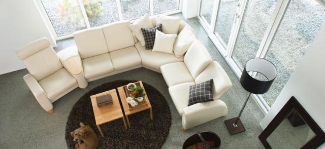 confort-élégance-fauteuil-Stressless-canapé-blanc-angle-coussins-table-bois