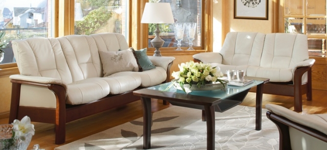 confort-élégance-fauteuil-Stressless-canapés-blancs-table-bois-verre