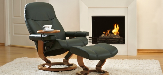 confort-élégance-fauteuil-Stressless-cheminée-noir-cuir-tabouret-Consul
