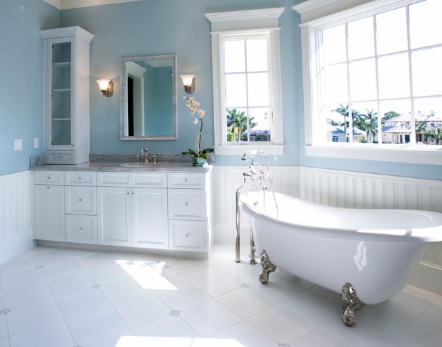 couleur salle de bain bleu-blanc-baignoire-pieds-argent