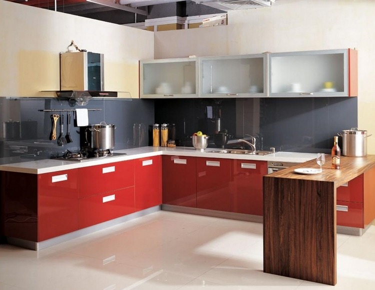 cuisine-rouge-accents-blancs-crédence-anthracite-bar-bois