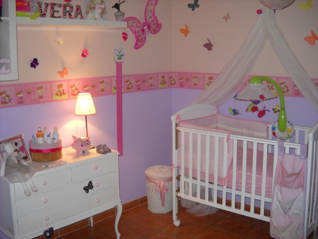 déco-chambre-bébé-papillons-lit-bébé-armoire