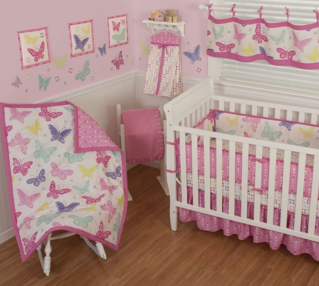 déco-chambre-bébé-papillons-lit-bebe-blanc-rose-couverture