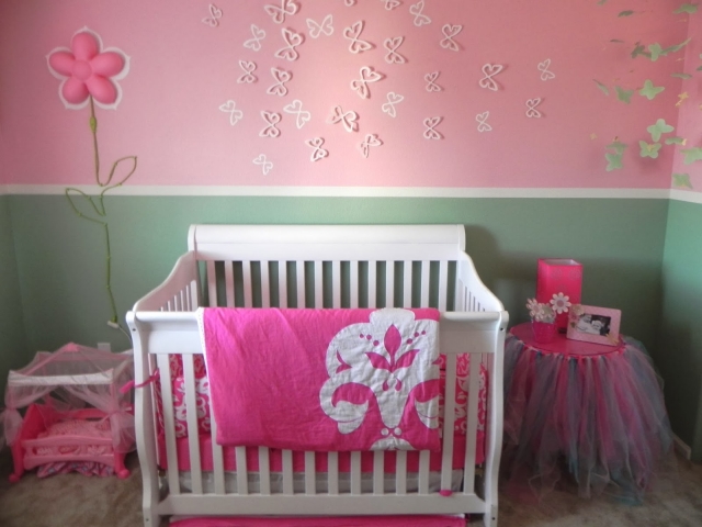 déco-chambre-bébé-papillons-lit-bebe-mur-rose