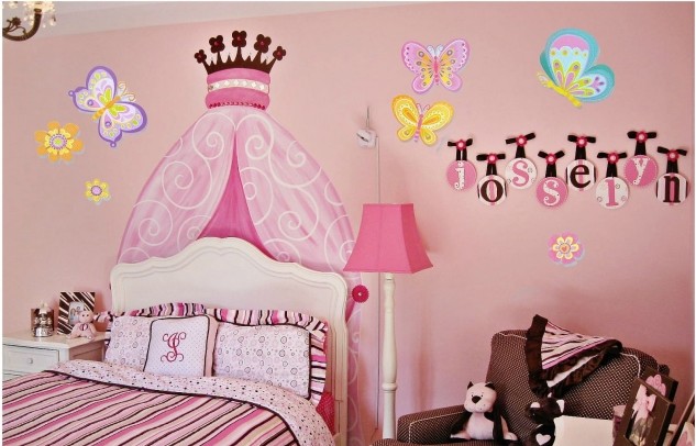 déco-chambre-bébé-papillons-mur-lit-enfant-lampe-poser