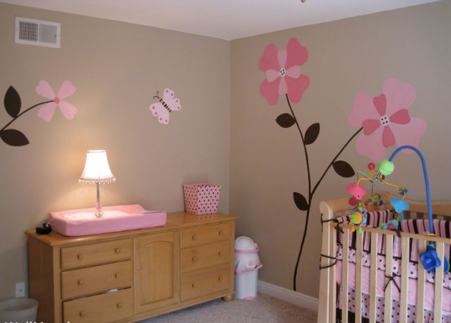 déco-chambre-bébé-papillons-murale-lit-bébé-commode